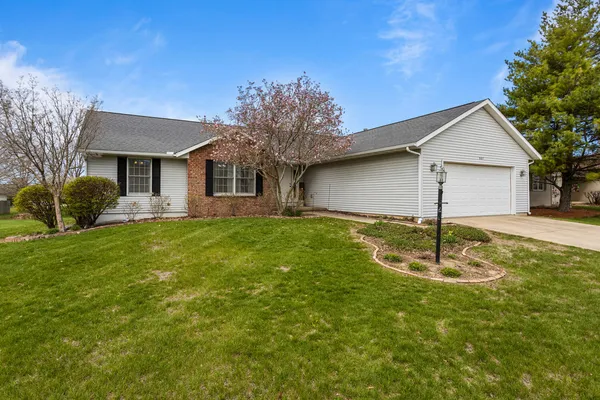$364,900 | 807 Heather Drive, Mahomet, IL 61853