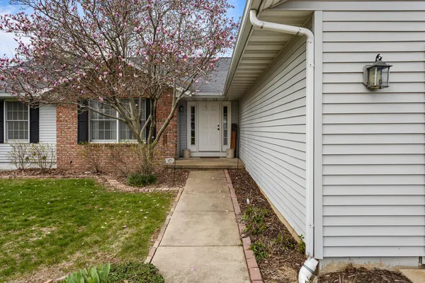 $364,900 | 807 Heather Drive, Mahomet, IL 61853