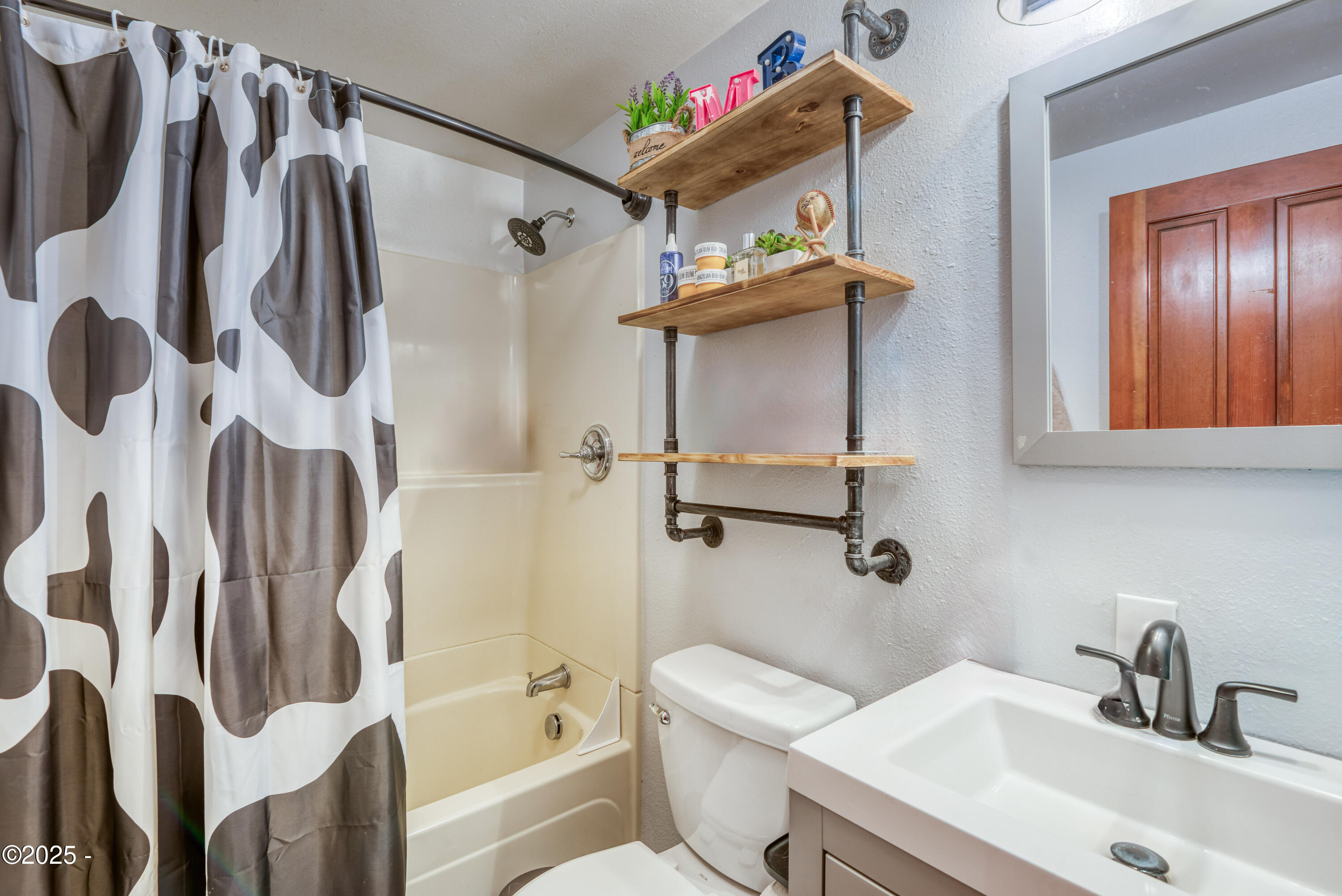 312 Southeast Davis Road Newport, OR 97365 - Photo 21 of 30 Bathroom 2