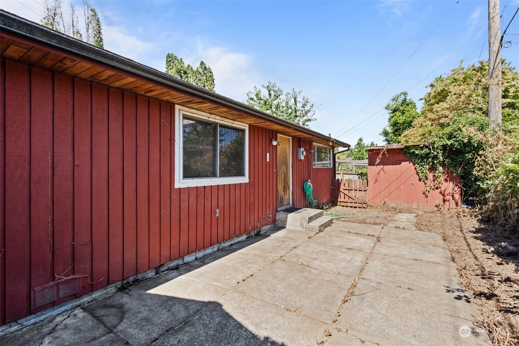 7634 South 112th Street Seattle, WA 98178 - Photo 19 of 26 a backyard of a house