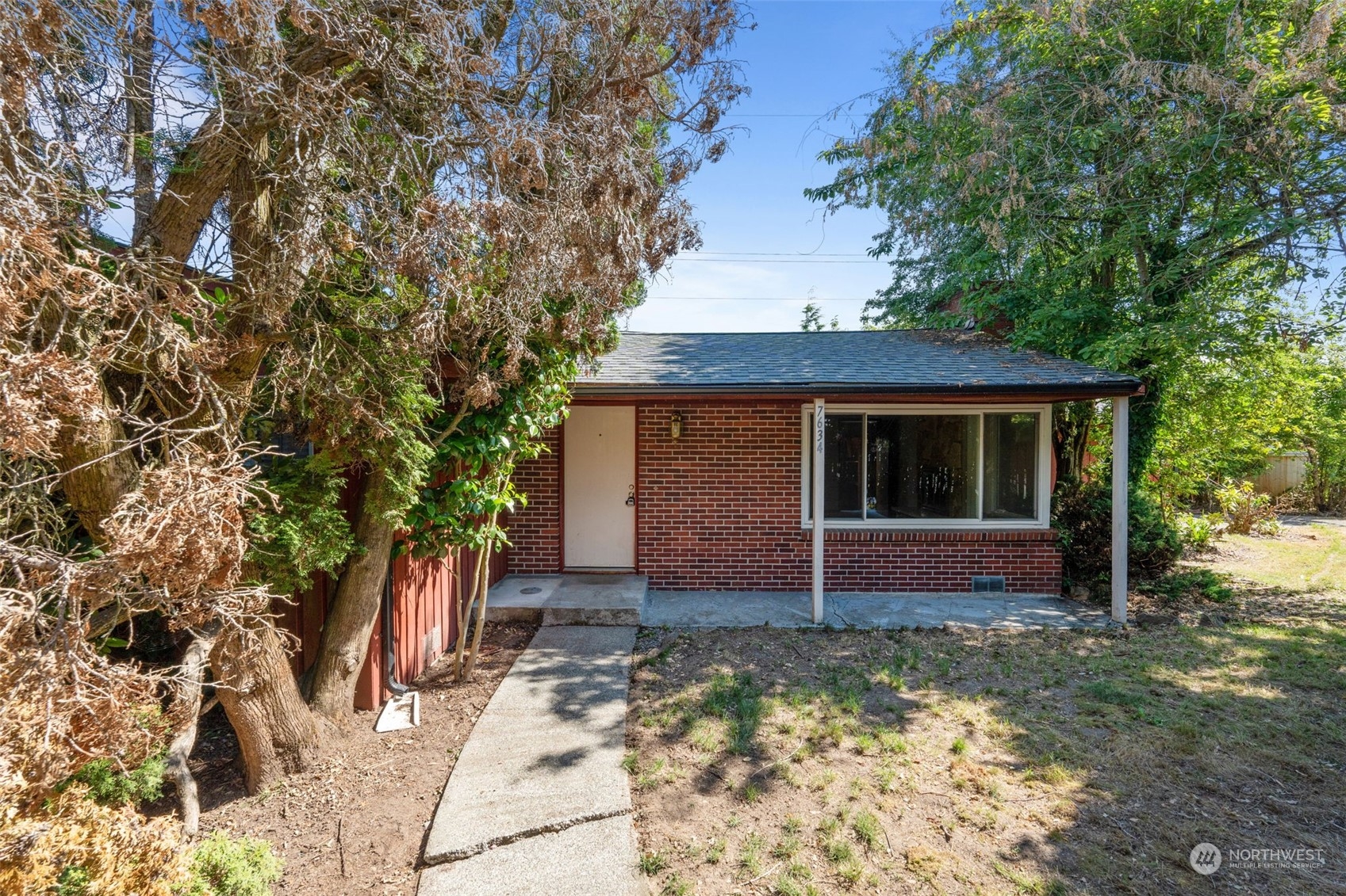 7634 South 112th Street Seattle, WA 98178 - Photo 2 of 26 a front view of house with yard