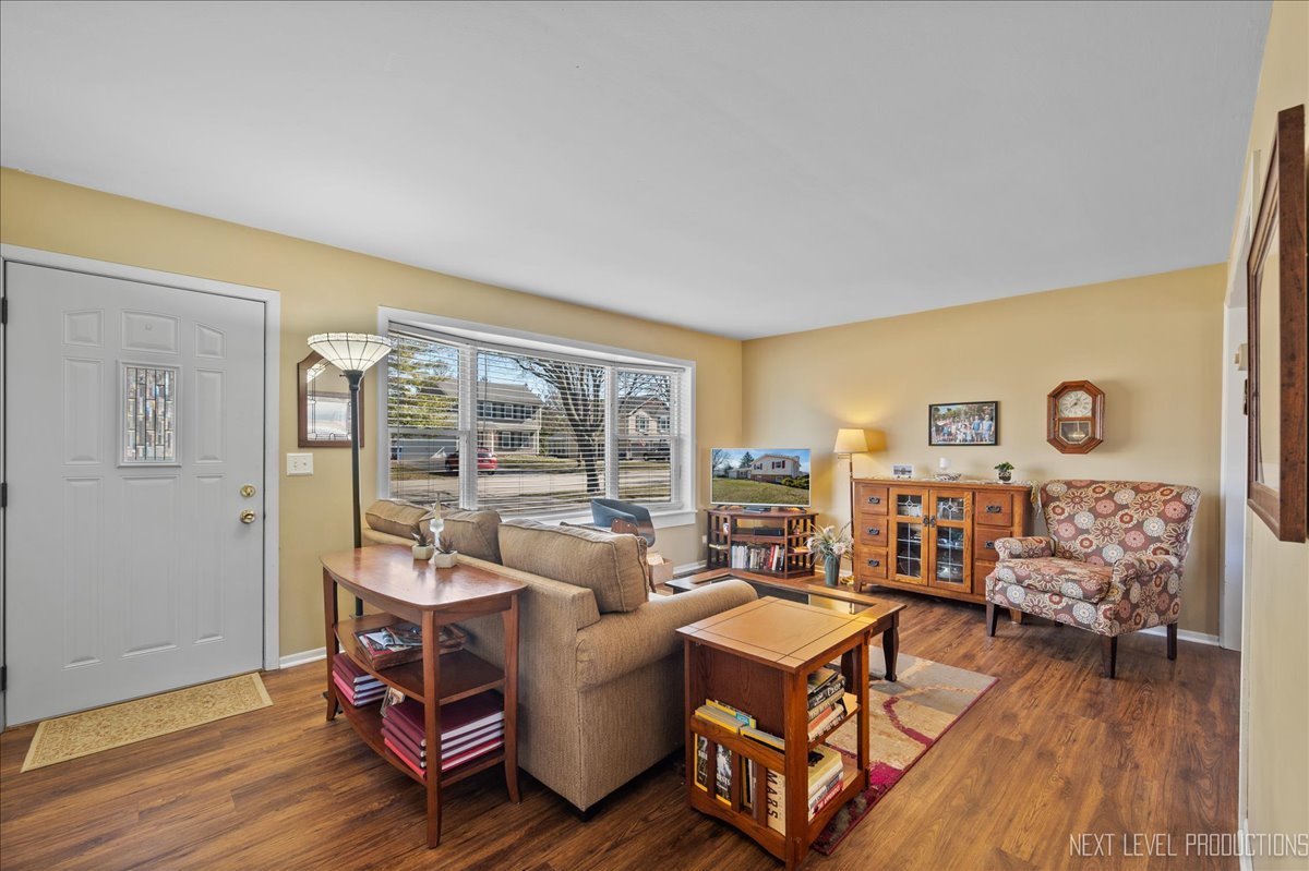 1701 South Tyler Road St. Charles, IL 60174 - Photo 3 of 24 a living room with furniture and wooden floor