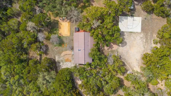a picture of a yard