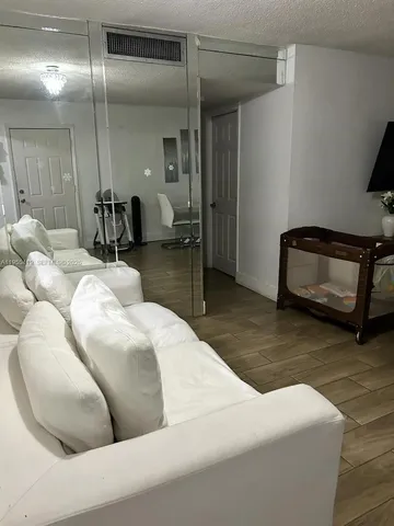 $2,350 | 1560 West 46th Street, Unit 122, Hialeah, FL 33012