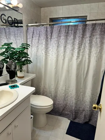 $2,350 | 1560 West 46th Street, Unit 122, Hialeah, FL 33012