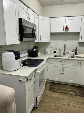 $2,350 | 1560 West 46th Street, Unit 122, Hialeah, FL 33012