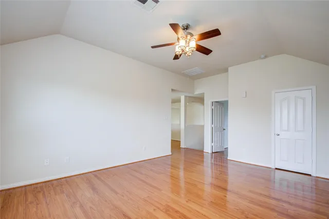 $2,600 | 114 Northbay Court, Dickinson, TX 77539