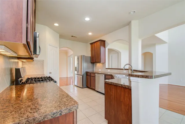 $2,600 | 114 Northbay Court, Dickinson, TX 77539