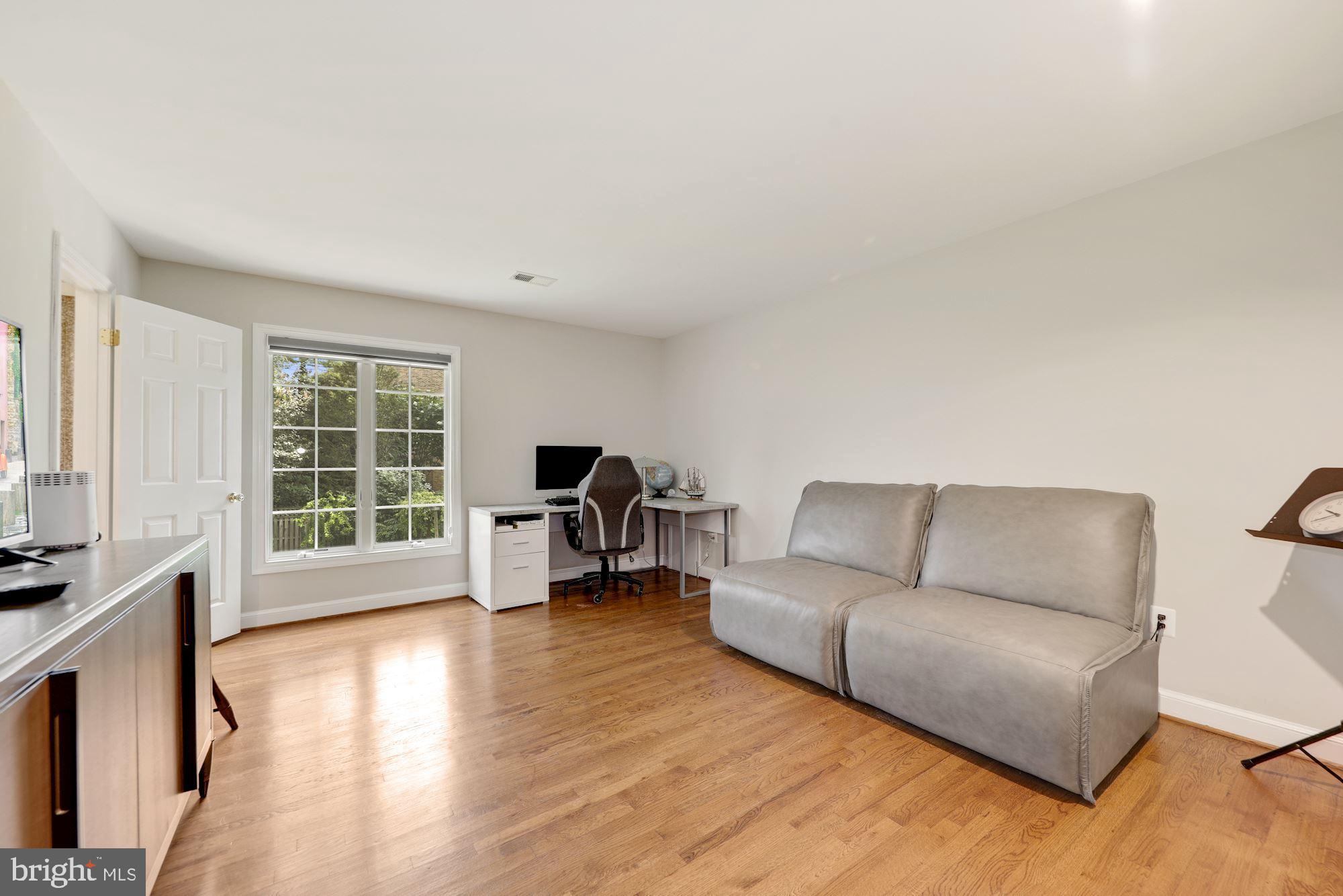 9809 Hall Road Potomac, MD 20854 - Photo 31 of 43