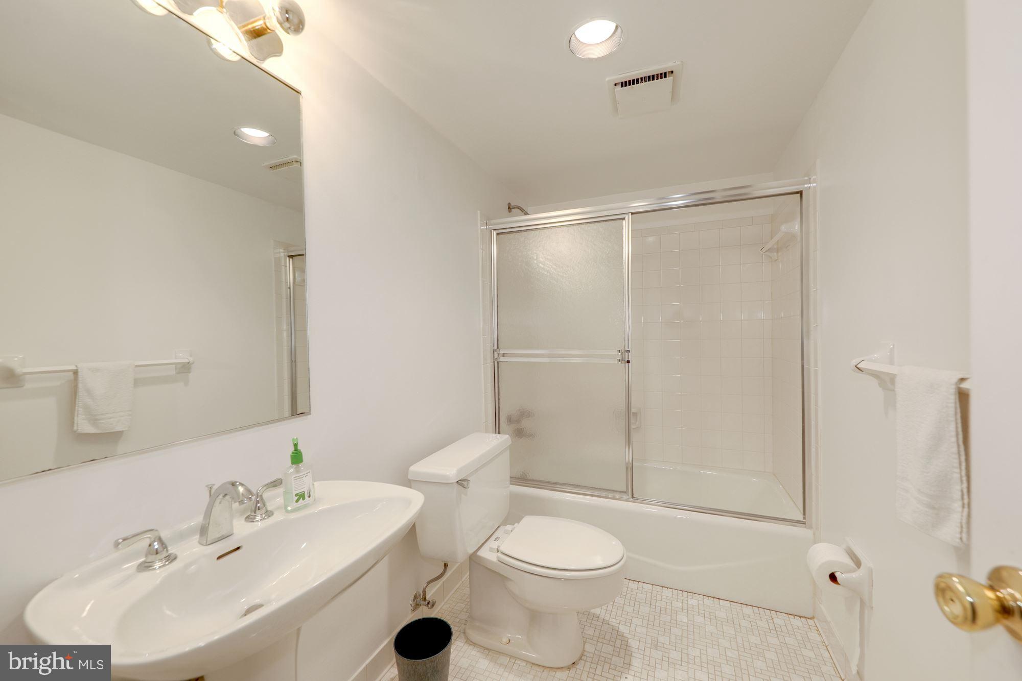 9809 Hall Road Potomac, MD 20854 - Photo 39 of 43