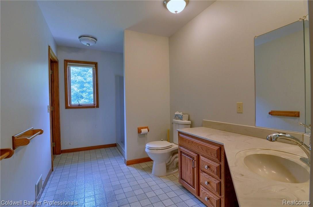 25452 Johns Road South Lyon, MI 48178 - Photo 21 of 34 020-Master_Bathroom.jpg