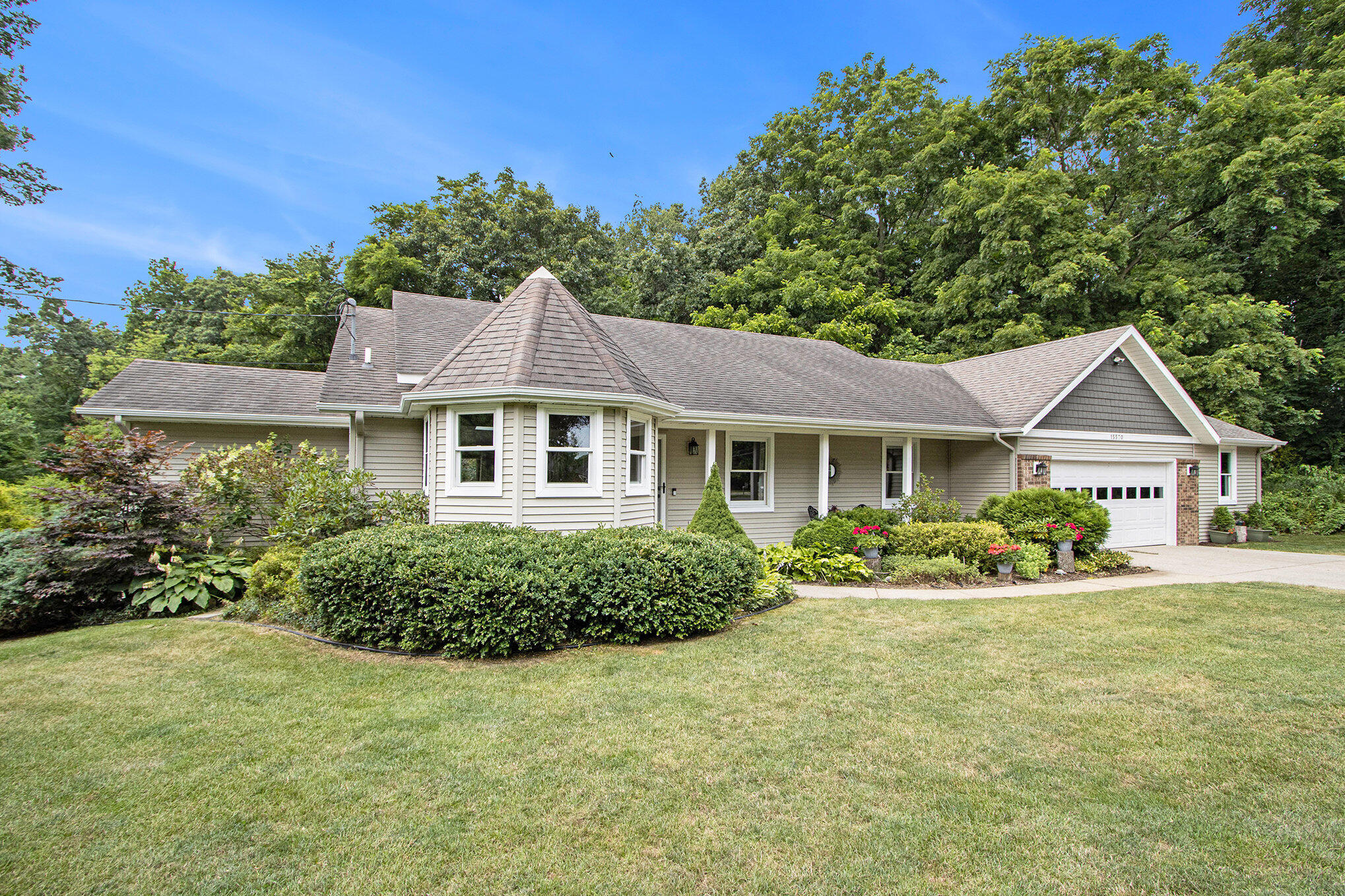 walkout ranch /2 car garage