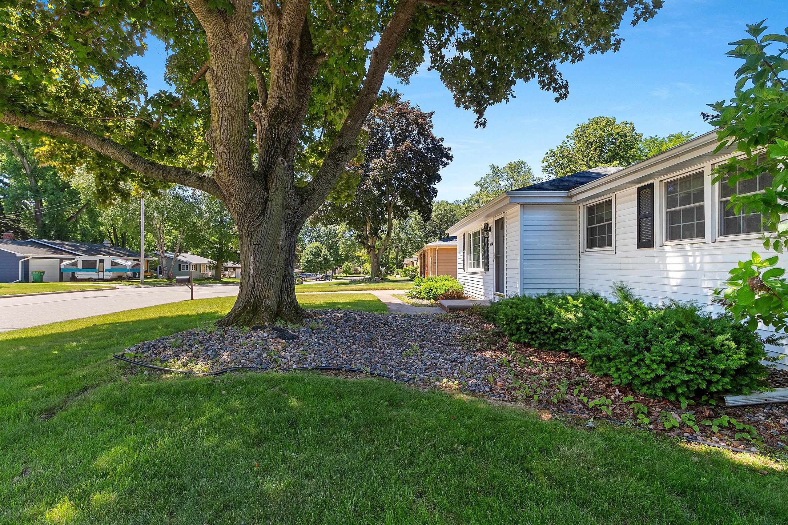 1430 Oak Ridge Drive Green Bay, WI 54304 - Photo 6 of 44