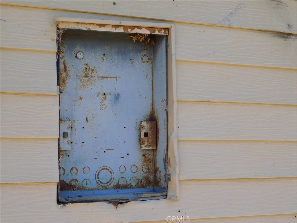 25372 Jade Road Barstow, CA 92311 - Photo 23 of 28 a close view of door