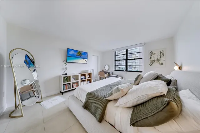 a spacious en suite bathroom with double sink and mirror
