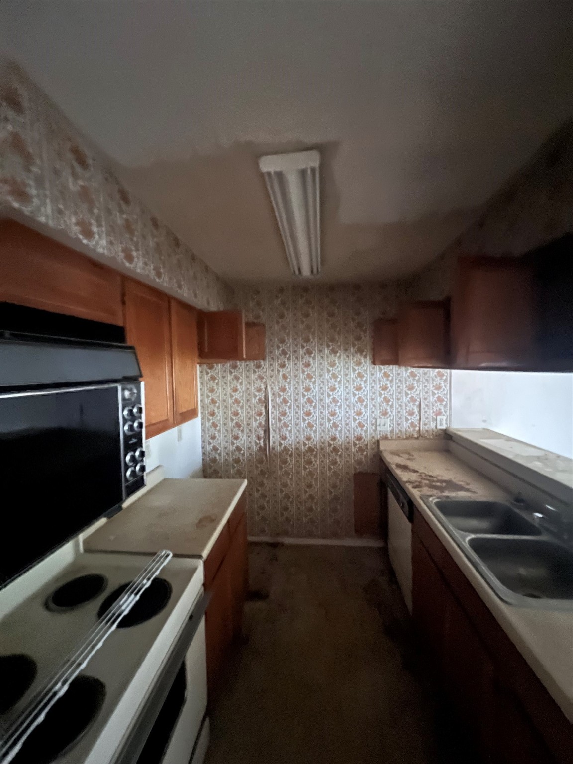 7313 Gulf Freeway, Unit 123 Houston, TX 77017 - Photo 6 of 13 a kitchen that has a sink and a stove