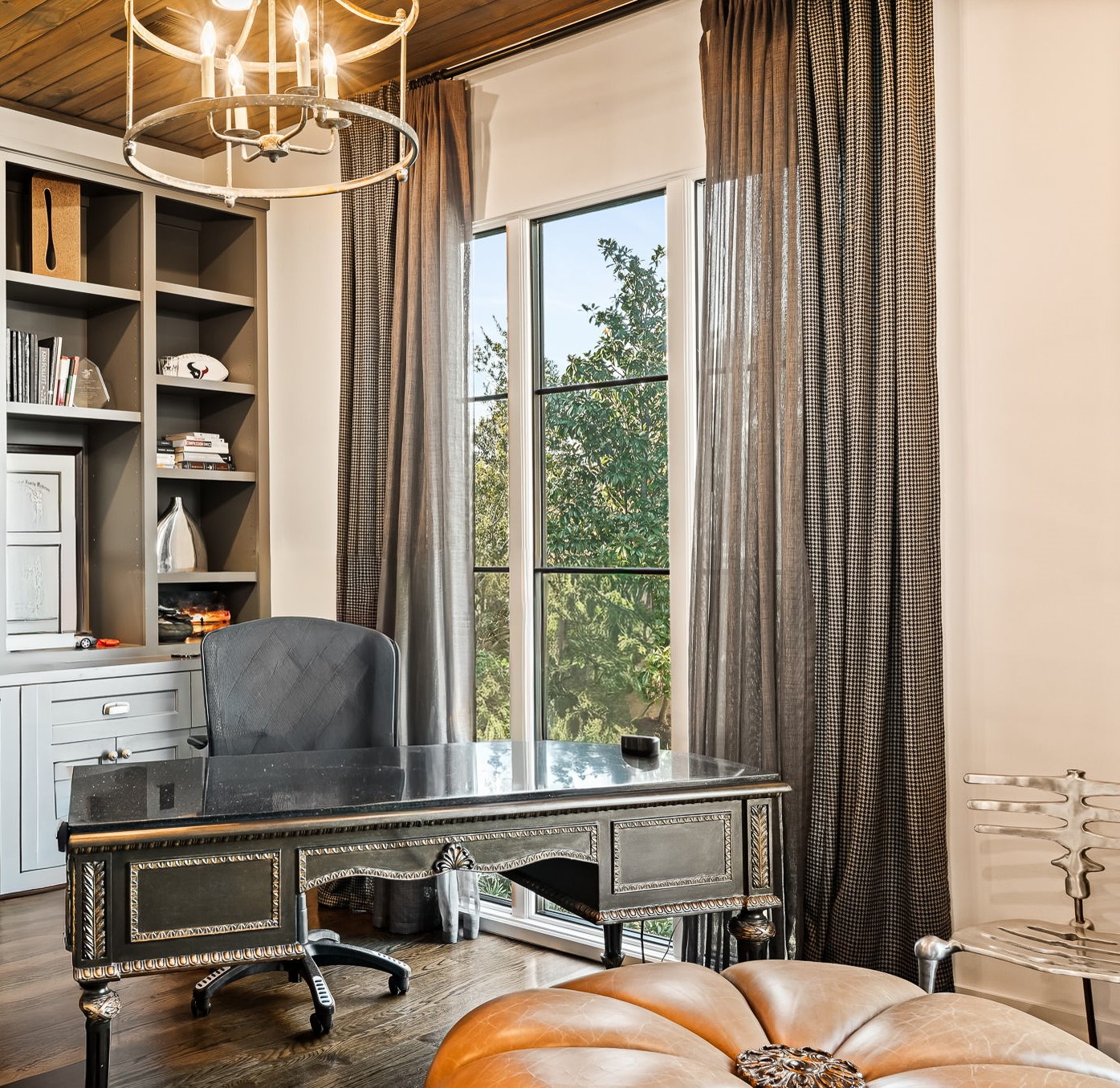 8307 Maple Court Bellaire, TX 77401 - Photo 3 of 30 a livingroom with furniture and a window