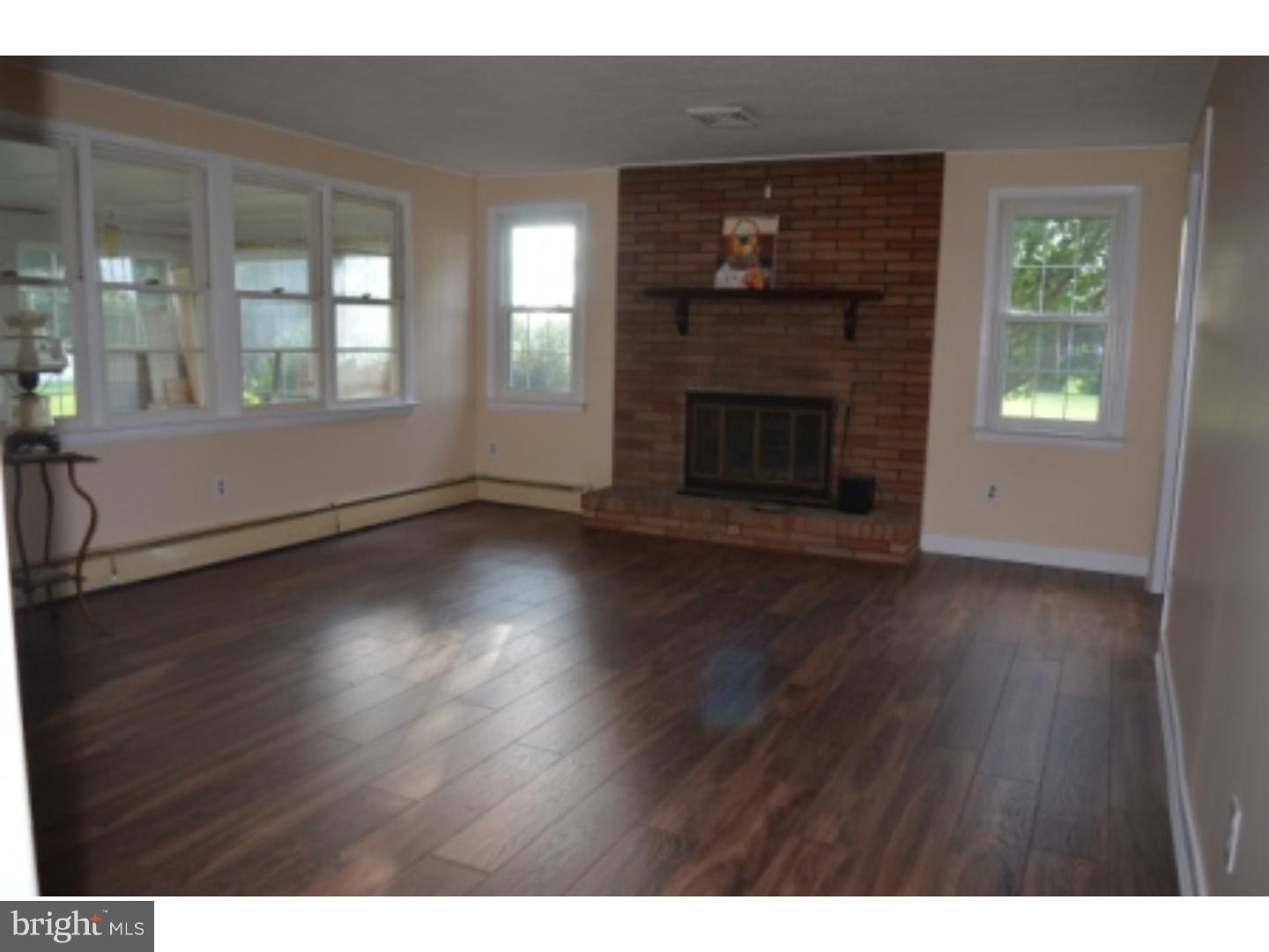 692 Salem Fort Elfsborg Road Salem, NJ 08079 - Photo 3 of 13 Living Room