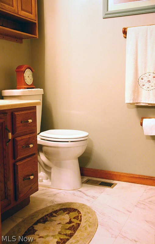 8901 Oberlin Road Elyria, OH 44035 - Photo 10 of 26 Full bath centrally located off bedrooms