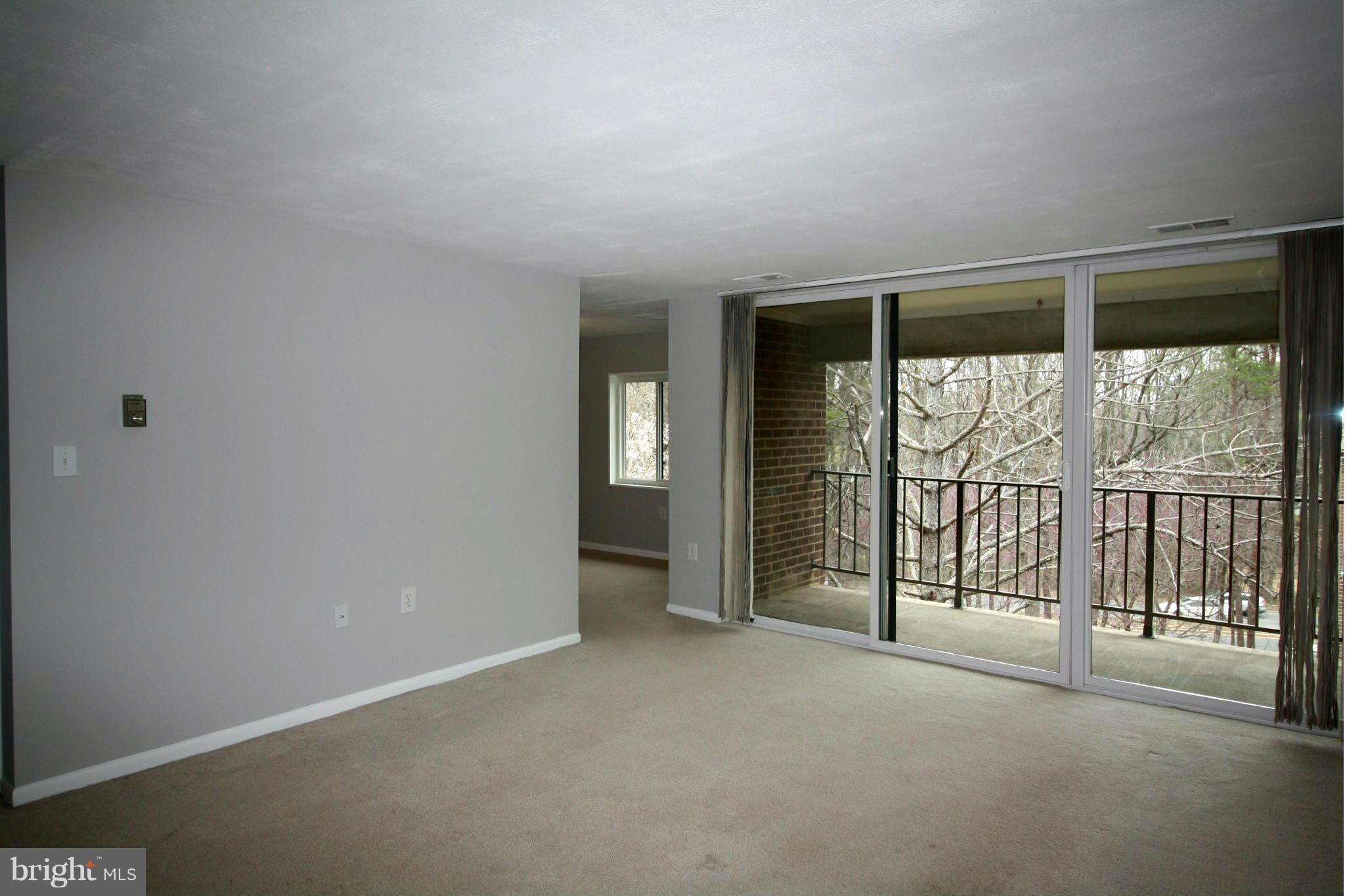 1425 Northgate Square, Unit 32B Reston, VA 20190 - Photo 5 of 28 Living Room