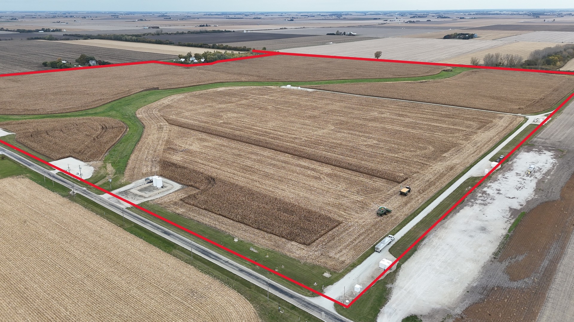 4679 South 13000W Road Herscher, IL 60941 - Photo 5 of 6 a view of the back of a room