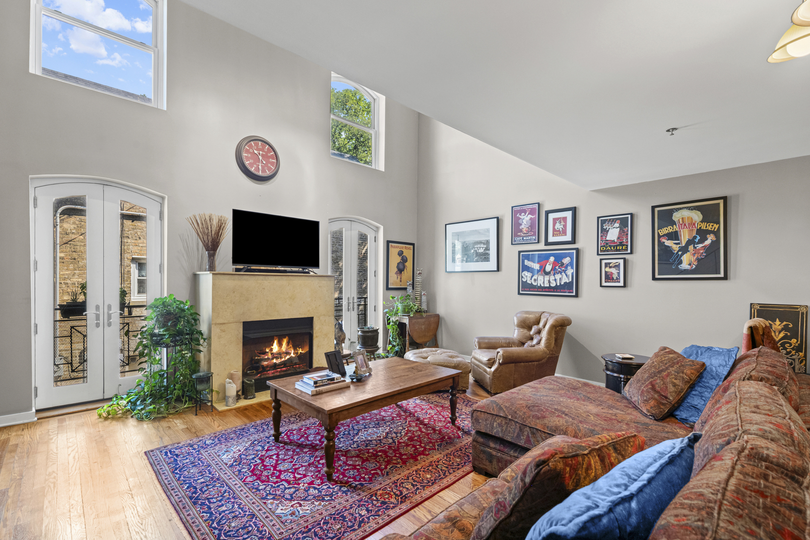 331 South Ridgeland Avenue, Unit B Oak Park, IL 60302 - Photo 5 of 20 a living room with furniture and a fireplace