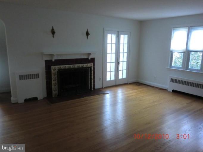 422 Nottingham Road Baltimore, MD 21229 - Photo 8 of 10 Living Room #2