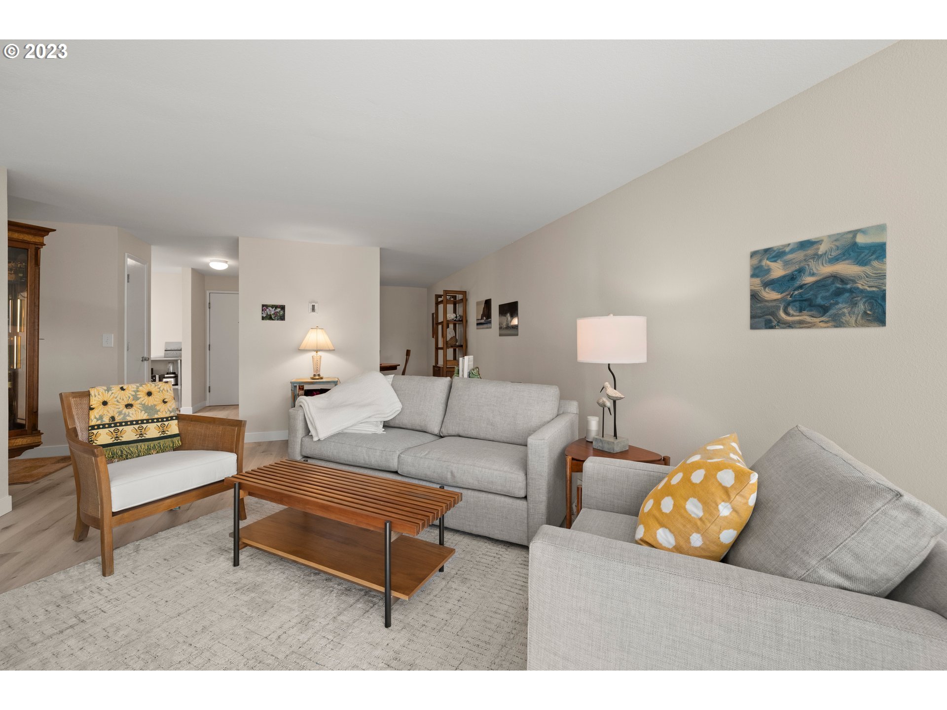 8720 Southwest Tualatin Road, Unit 321 Tualatin, OR 97062 - Photo 2 of 21 a living room with furniture and a lamp