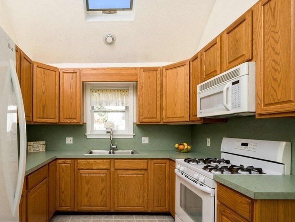 34 Hickory Road Halifax, MA 02338 - Photo 6 of 31 Gallery Image 6