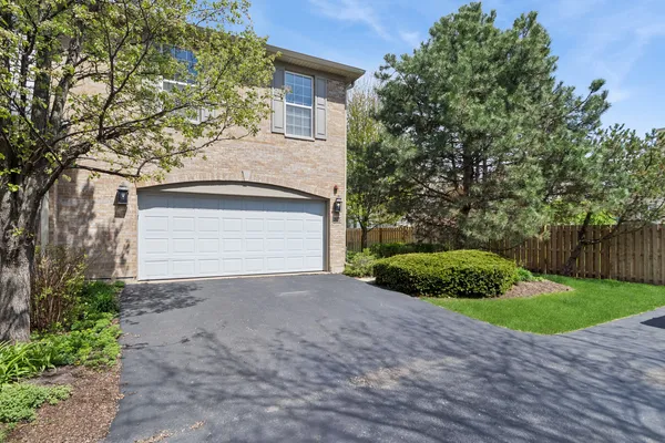 $379,999 | 2075 Ivy Ridge Drive, Hoffman Estates, IL 60192