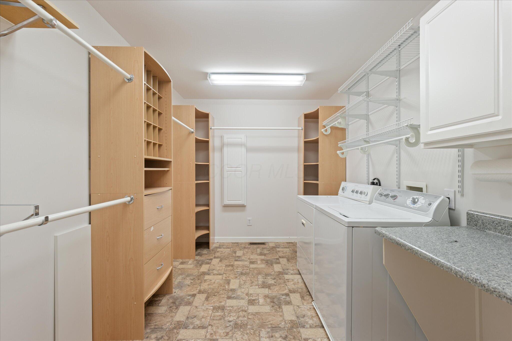 6041 Rocky Rill Road Columbus, OH 43235 - Photo 33 of 46 Walk in closet + W/D in ADU