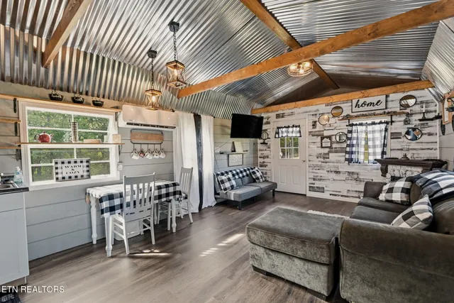 $1,800,000 | 445-443 Leighton Lane, Jacksboro, TN 37757