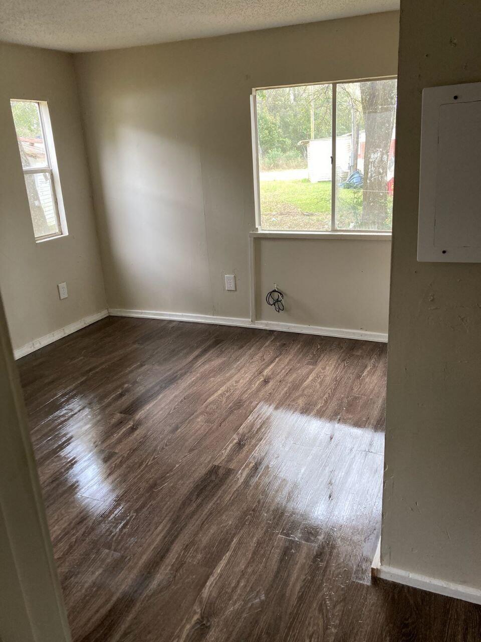 864 East Chestnut Avenue, Unit B Crestview, FL 32539 - Photo 2 of 5 Bedroom