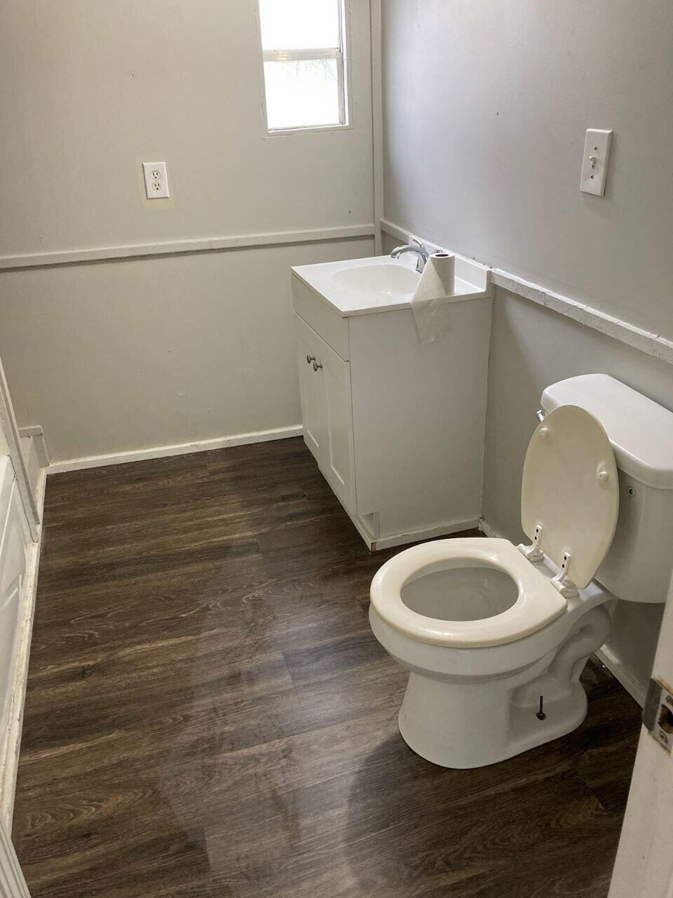 864 East Chestnut Avenue, Unit B Crestview, FL 32539 - Photo 4 of 5 Bathroom