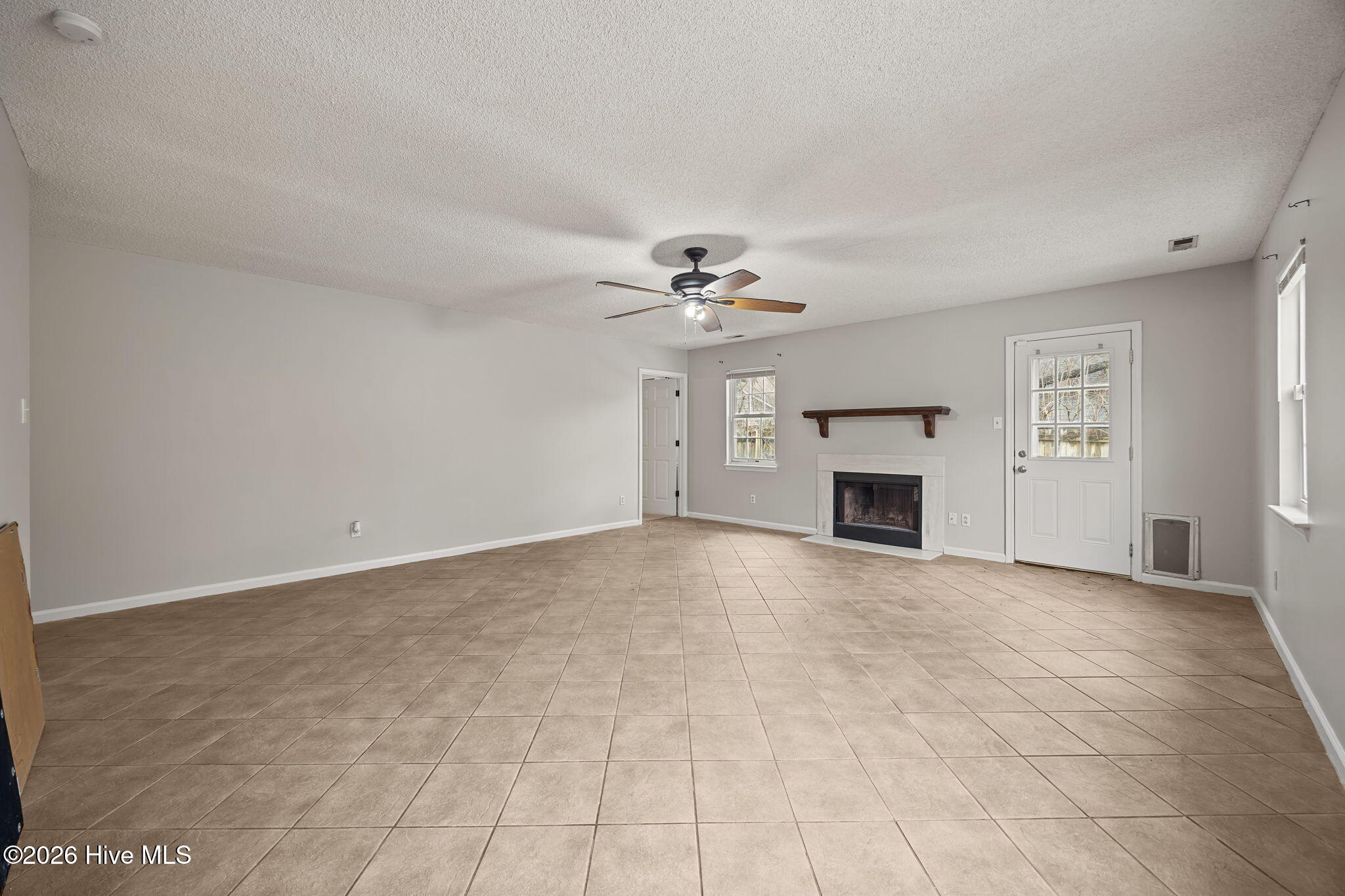 2042 Derby Run Road Jacksonville, NC 28546 - Photo 12 of 37 Living Room