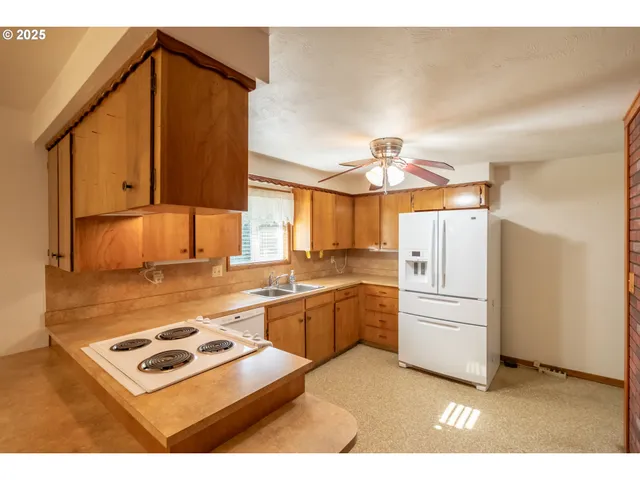 a view of a livingroom and a garage