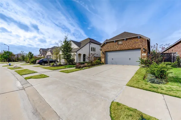 a view of a kitchen and kitchen island