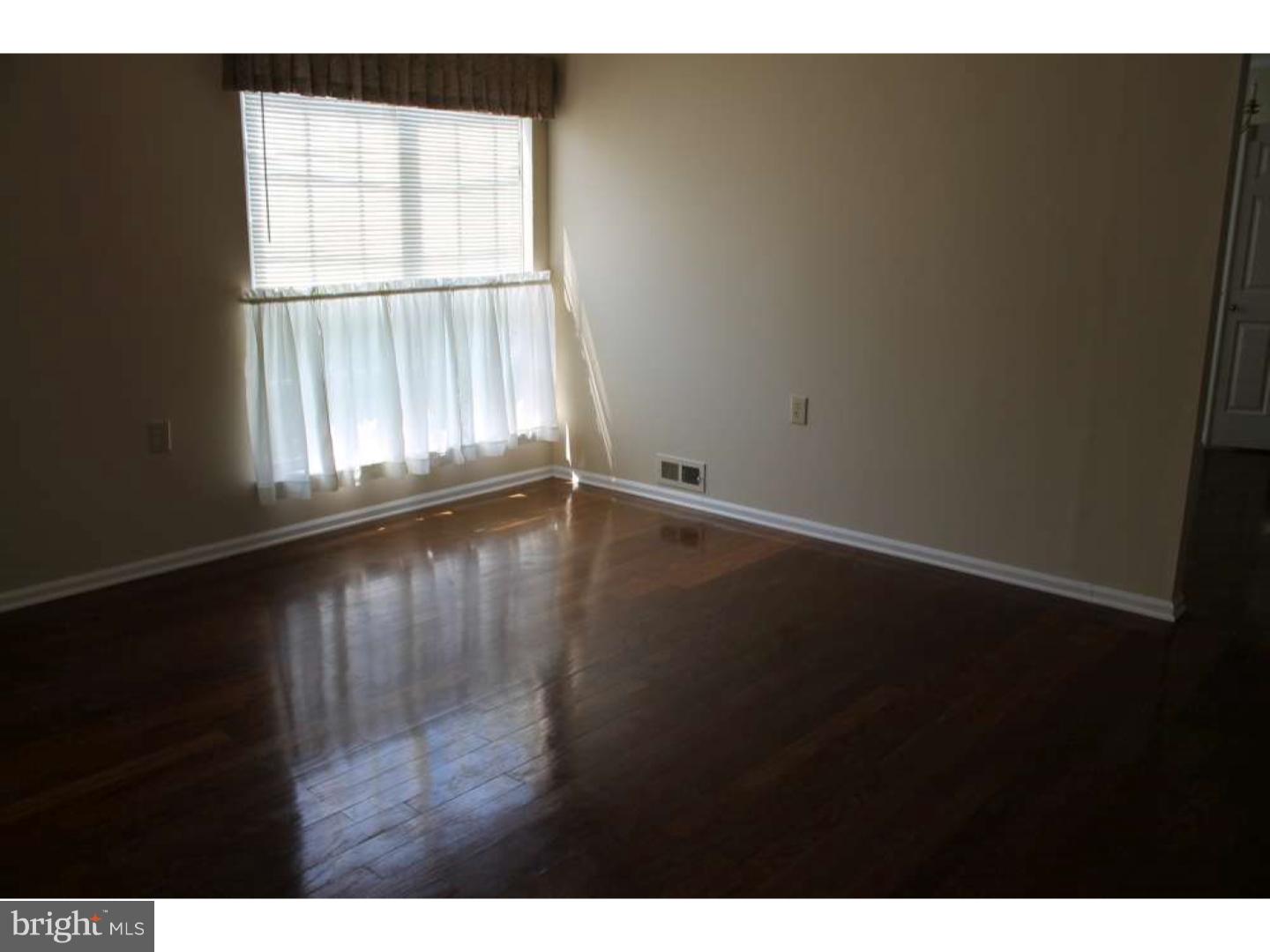 31 Stratford Road Southampton, NJ 08088 - Photo 8 of 17 Living Room