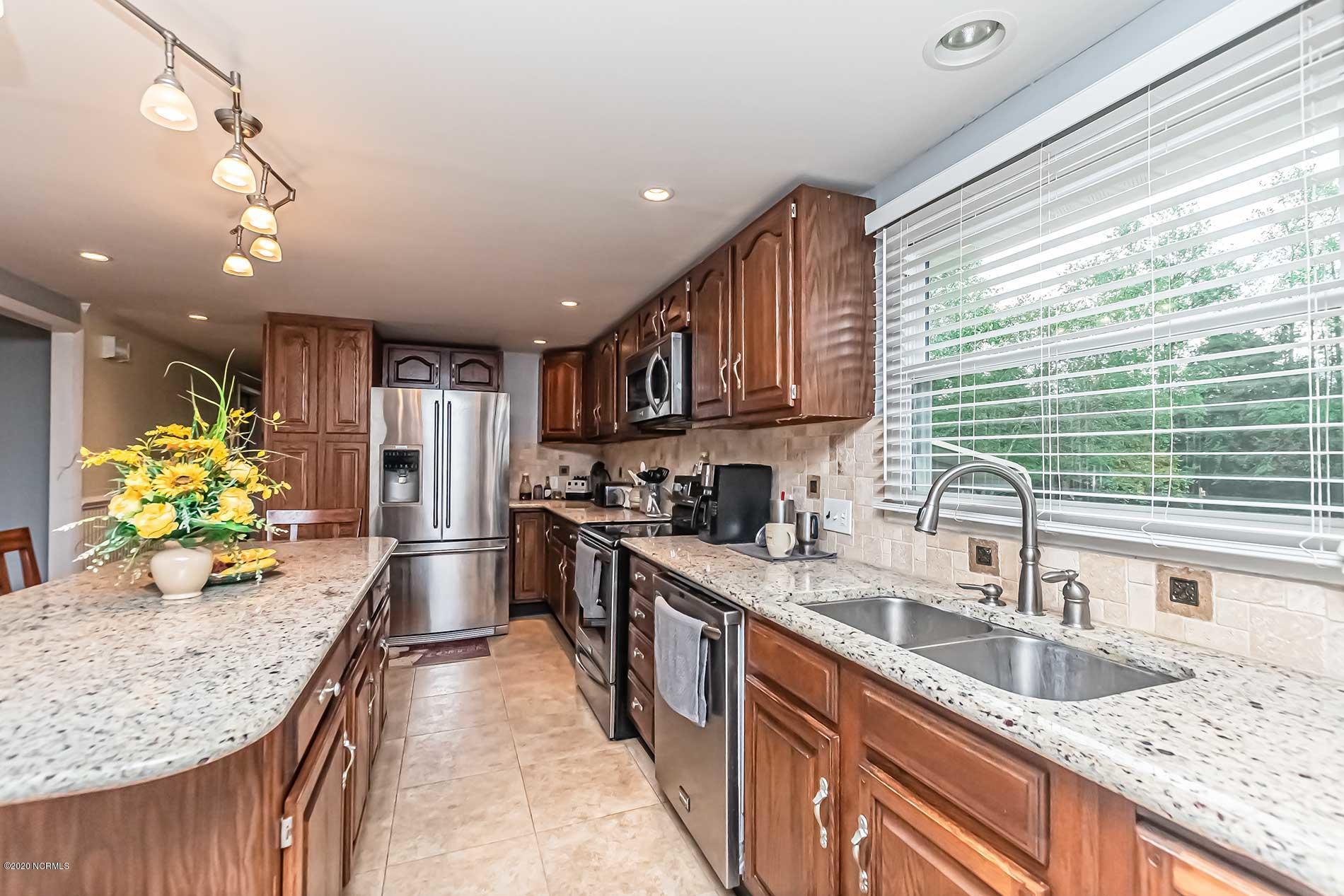 Kitchen w/ granite countertops