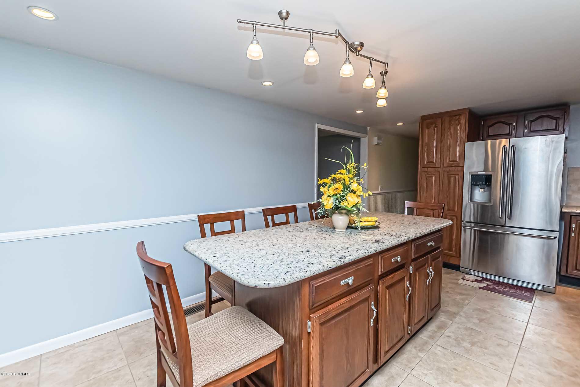 Kitchen Island with seating for 4
