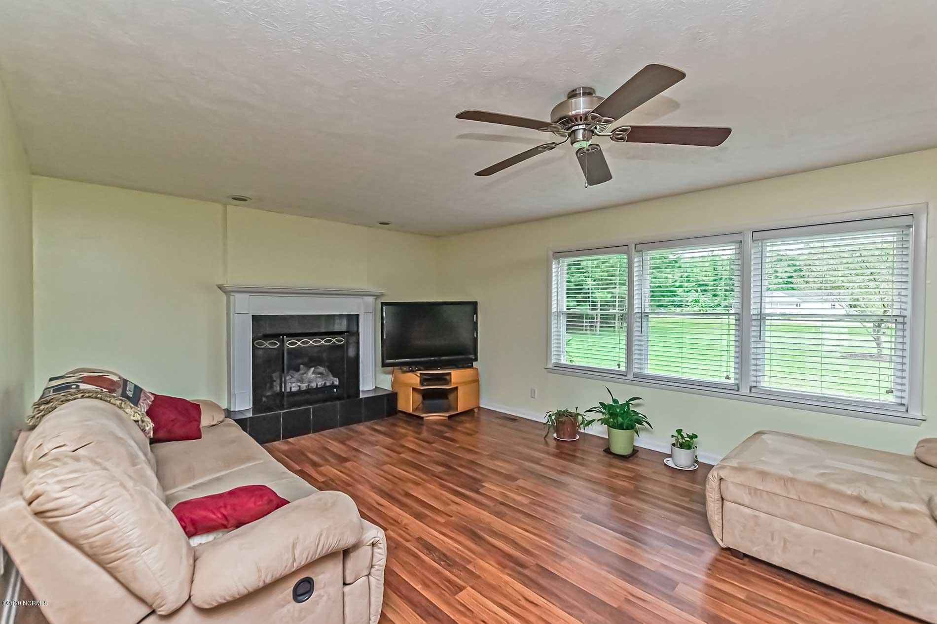 289 Lester Watts Road Tabor City, NC 28463 - Photo 10 of 29 Extra large living room with gas fireplace