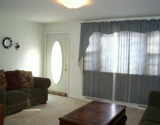 1517 Old State Road New Castle, PA 16101 - Photo 4 of 8 Living Room.