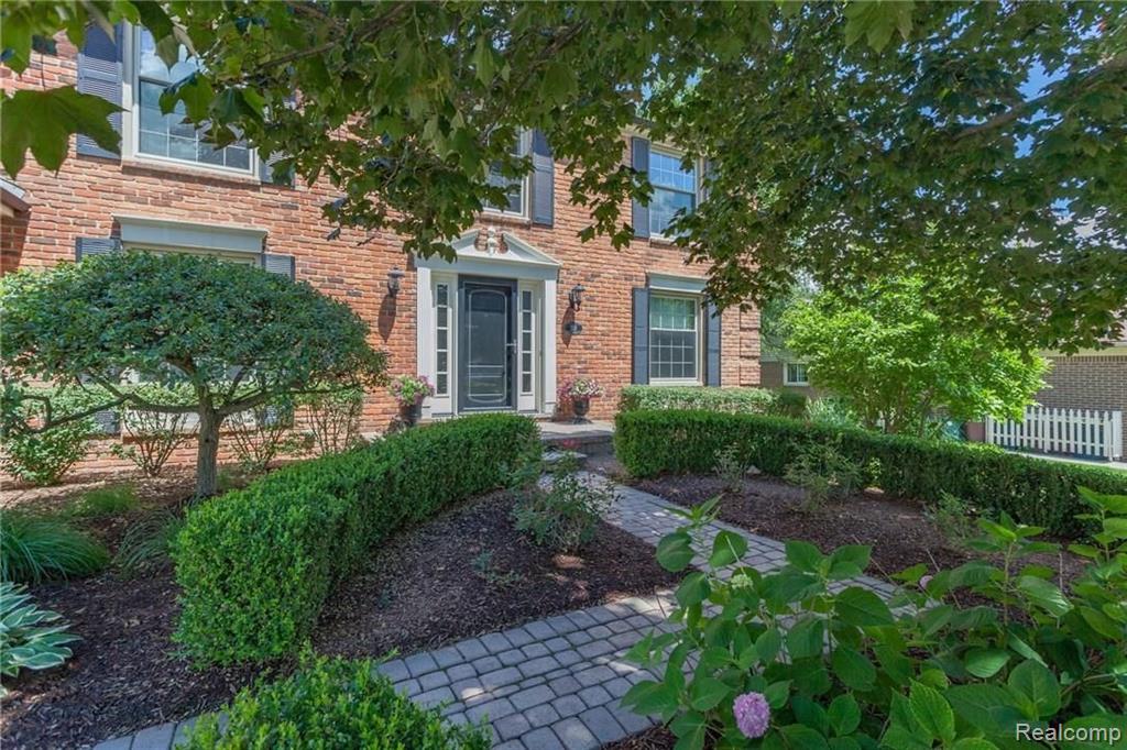338 Lake Forest Road Rochester Hills, MI 48309 - Photo 2 of 28