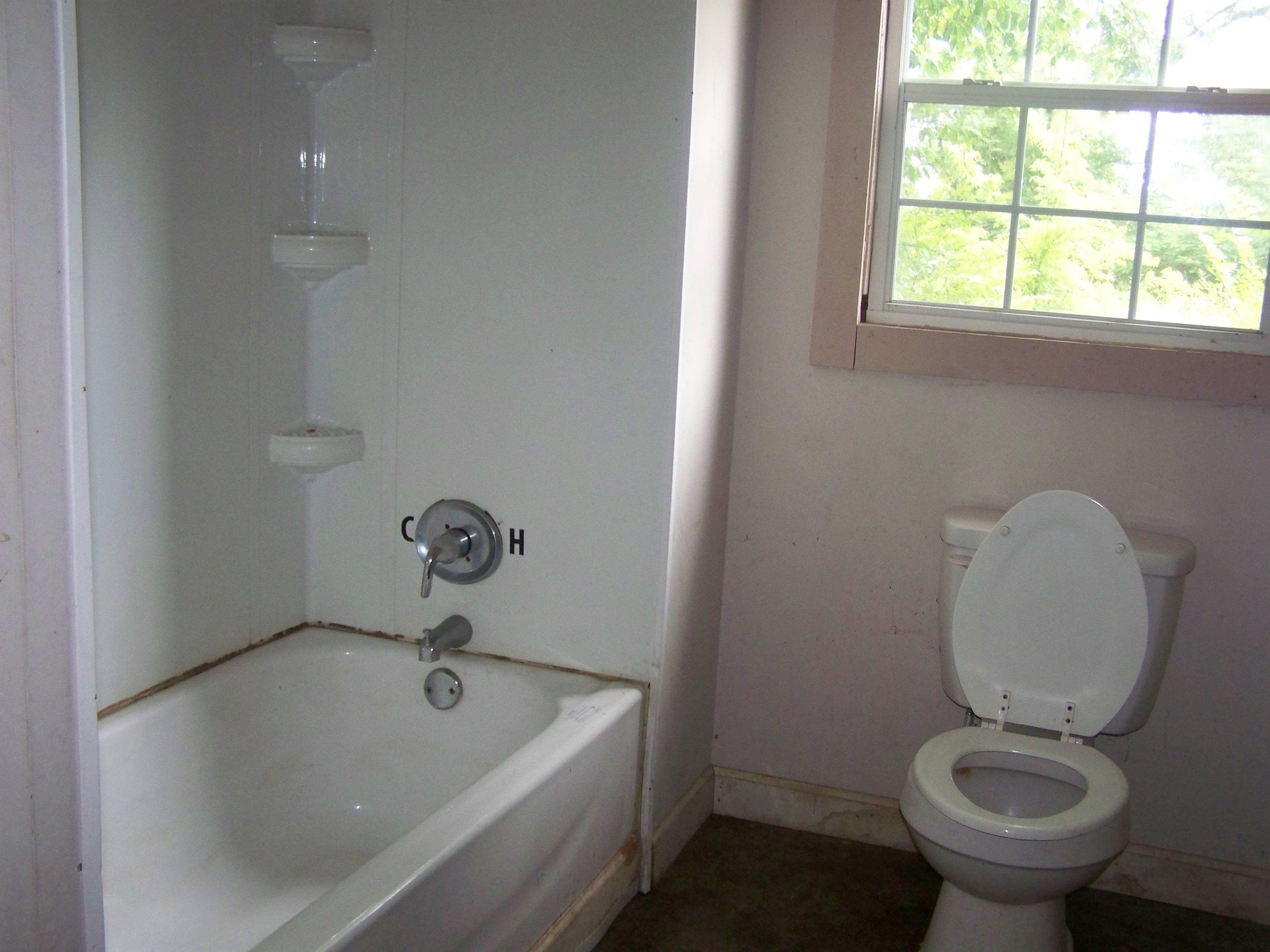17880 Highway 58 Decatur, TN 37322 - Photo 8 of 9 17880 State hwy full bath