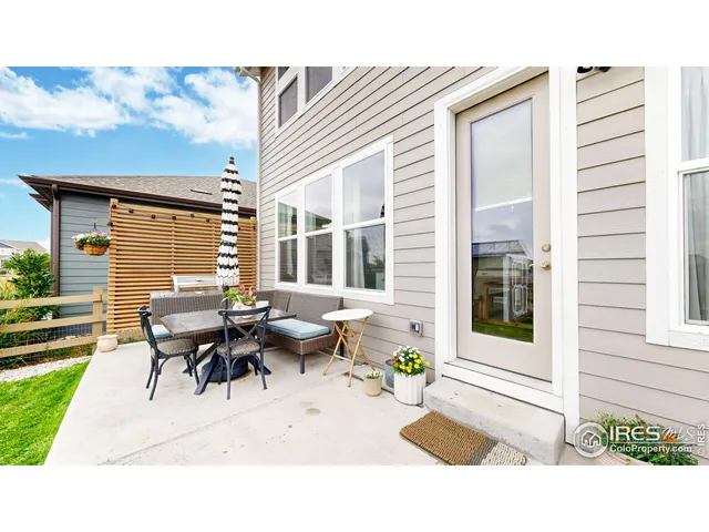 a black and white photo of a living room