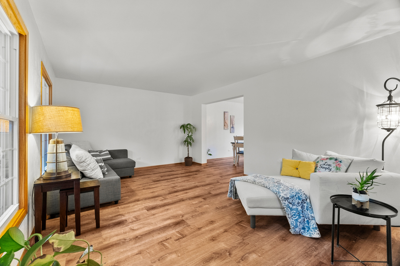 11130 Granite Drive Mokena, IL 60448 - Photo 8 of 41 a living room with furniture and a lamp