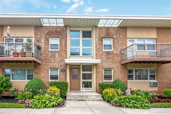 $390,000 | 4 Rose Street, Unit BUILDING 6F2, Oceanside, NY 11572