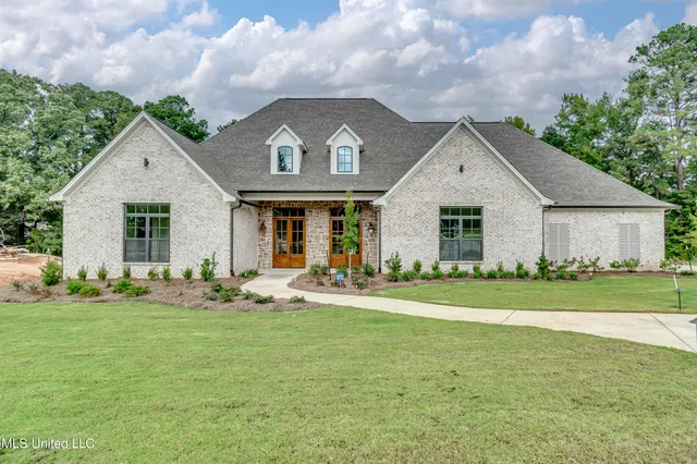 $819,900 | 517 Central Circle, Flowood, MS 39232