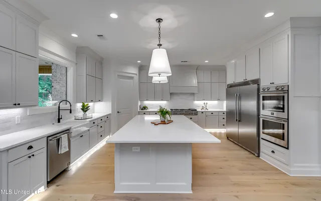 $819,900 | 517 Central Circle, Flowood, MS 39232