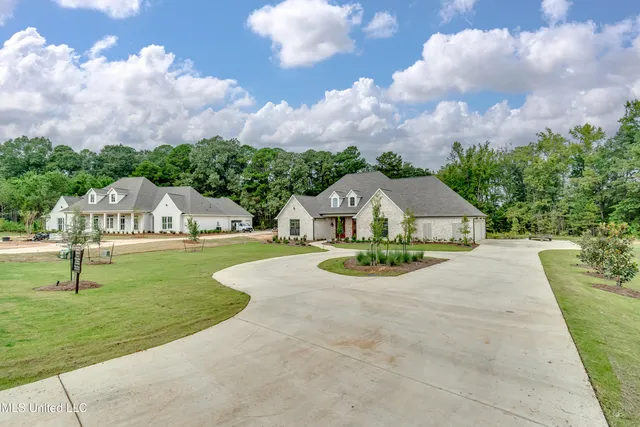 $819,900 | 517 Central Circle, Flowood, MS 39232